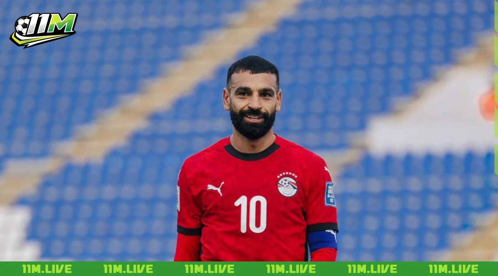 Mohamed Salah không chỉ là một cầu thủ, anh là một biểu tượng văn hóa và là nỗi khiếp sợ của mọi hàng phòng ngự tại Ngoại hạng Anh. Tại trang chủ 11M, chúng tôi sẽ cùng bạn bóc tách những con số biết nói và những pha xử lý đẳng cấp đã đưa Salah vào ngôi đền của những huyền thoại bóng đá thế giới. Mohamed Salah và sự tiến hóa từ một cầu thủ chạy cánh thuần túy Khi cập bến Anfield vào mùa hè năm 2017, ít ai ngờ rằng Mohamed Salah sẽ thay đổi hoàn toàn định nghĩa về một tiền đạo cánh (Inside Forward) trong bóng đá hiện đại. Xuất phát điểm là một cầu thủ có tốc độ xé gió tại AS Roma, Salah dưới bàn tay nhào nặn của Jurgen Klopp đã trở thành một cỗ máy săn bàn thượng hạng. Sự tiến hóa này không chỉ đến từ bản năng mà còn là kết quả của quá trình rèn luyện kỹ thuật dứt điểm. Salah đã nâng cấp khả năng sút bóng bằng lòng trong (finesse shot) lên mức thượng thừa, khiến các thủ môn đối phương luôn phải dè chừng mỗi khi anh thực hiện động tác ngoặt bóng từ biên phải vào trung lộ.  Cận cảnh kỹ thuật dứt điểm chân trái đặc trưng của Mohamed Salah Phân tích trọng tâm thấp và khả năng thăng bằng tuyệt vời Một trong những điểm mạnh nhất của Salah chính là trọng tâm cơ thể rất thấp kết hợp với sức mạnh cơ bắp vùng đùi. Điều này cho phép anh thực hiện các tình huống xoay trở trong phạm vi hẹp cực nhanh. Khi đối mặt với các trung vệ to béo, Salah thường tận dụng khả năng tì đè và xoay người thoát đi chỉ trong một tích tắc, khiến đối thủ mất đà hoàn toàn. Khả năng khai thác không gian nửa cánh (Half-spaces) Salah không chỉ bám biên. Anh cực kỳ thông minh trong việc di chuyển vào khu vực giữa trung vệ và hậu vệ cánh của đối phương. Tại đây, anh tạo ra sự lưỡng lự cho hệ thống phòng ngự, mở ra khoảng trống cho bản thân hoặc tạo điều kiện cho các hậu vệ biên như Trent Alexander-Arnold dâng cao thực hiện các quả tạt. Số liệu thống kê về Mohamed Salah: Những con số không biết nói dối Để hiểu tại sao Salah được gọi là "Vua Ai Cập", chúng ta cần nhìn vào bảng thành tích đáng nể mà anh đã thiết lập. Không một mùa giải nào kể từ khi gia nhập Liverpool mà Salah ghi dưới 20 bàn thắng trên mọi đấu trường – một sự ổn định đến mức kinh ngạc. Hiệu suất ghi bàn vượt trội tại Ngoại hạng Anh Kể từ khi trở lại xứ sở sương mù, Salah liên tục phá vỡ các kỷ lục ghi bàn. Anh là cầu thủ ghi nhiều bàn thắng nhất trong một mùa giải 38 trận (trước khi bị Haaland phá vỡ) với 32 pha lập công. Quan trọng hơn, Salah thường xuyên ghi bàn trong các trận cầu lớn (Big Games), đặc biệt là trước các đối thủ trong nhóm Big Six như Manchester United hay Manchester City. Khả năng kiến tạo và vai trò Playmaker Nhiều người chỉ chú ý đến khả năng săn bàn, nhưng Salah cũng là một chân chuyền thượng hạng. Số lượng kiến tạo (Assists) của anh luôn nằm trong top đầu giải đấu. Việc anh có thể tung ra những đường chuyền má ngoài (trivela) hay những pha chọc khe tinh tế cho thấy nhãn quan chiến thuật của một tiền đạo lùi thực thụ. Tầm ảnh hưởng của Mo Salah trong màu áo đội tuyển bóng đá quốc gia Ai Cập Đối với người dân Ai Cập, Salah không chỉ là một vận động viên mà còn là một anh hùng dân tộc. Anh là đầu tàu đưa đội tuyển quốc gia Ai Cập trở lại World Cup sau 28 năm chờ đợi vào năm 2018.  Mohamed Salah ăn mừng bàn thắng trong một trận đấu căng thẳng Người dẫn đường cho các Pharaoh tại đấu trường châu lục Tại các kỳ AFCON, Salah luôn là tâm điểm của mọi sự chú ý. Dù Ai Cập có những thời điểm thăng trầm, nhưng sự hiện diện của Salah trên sân luôn tiếp thêm sự tự tin cho các đồng đội. Anh không chỉ đóng góp về mặt chuyên môn mà còn là tấm gương về tinh thần thi đấu bền bỉ và chuyên nghiệp. Áp lực và trách nhiệm của một ngôi sao toàn cầu Mang trên vai kỳ vọng của hơn 100 triệu dân, mỗi bước chạy của Salah tại đội tuyển đều được soi xét kỹ lưỡng. Tuy nhiên, anh đã chứng minh bản lĩnh của mình bằng cách luôn tỏa sáng đúng lúc, trở thành cầu thủ ghi nhiều bàn thắng nhất lịch sử đội tuyển trong các giải đấu chính thức. Phân tích chuyên sâu lối đá của Salah trong sơ đồ chiến thuật hiện đại Trong bóng đá hiện đại, vai trò của tiền đạo cánh đã thay đổi và Salah chính là hình mẫu tiêu chuẩn. Anh không chỉ chờ bóng mà còn tích cực tham gia vào quá trình pressing (Counter-pressing) ngay trên phần sân đối phương. Kỹ năng không bóng và chạy chỗ thông minh Salah có khả năng đọc tình huống cực tốt. Anh thường thực hiện những pha chạy vòng (curved run) sau lưng hàng thủ để tránh bẫy việt vị. Khi bóng được luân chuyển ra biên, anh ngay lập tức chiếm lĩnh khoảng không gian thuận lợi nhất để đón đường chuyền cuối cùng. Sự bền bỉ và ý chí chiến đấu sắt đá Một yếu tố ít được nhắc đến nhưng cực kỳ quan trọng là thể lực của Salah. Anh rất hiếm khi dính chấn thương nghiêm trọng dù phải thi đấu với mật độ dày đặc và thường xuyên bị đối phương phạm lỗi thô bạo. Điều này bắt nguồn từ chế độ ăn uống và tập luyện cực kỳ khắc nghiệt mà anh tự áp dụng cho bản thân. Mohamed Salah và vị thế trong lịch sử Liverpool Nhìn vào lịch sử hào hùng của Liverpool, Salah chắc chắn có một vị trí trang trọng bên cạnh những huyền thoại như Ian Rush hay Steven Gerrard. Anh là mảnh ghép cuối cùng hoàn thiện đội hình đưa Liverpool trở lại đỉnh cao châu Âu và Ngoại hạng Anh sau nhiều thập kỷ chờ đợi.  Khoảnh khắc Mohamed Salah nâng cao chức vô địch Ngoại hạng Anh cùng Liverpool Di sản văn hóa và tầm ảnh hưởng ngoài bóng đá Salah đã giúp thay đổi cái nhìn của người hâm mộ phương Tây về thế giới Ả Rập và Hồi giáo thông qua sự khiêm tốn và tài năng của mình. Những bài hát về Salah vang lên trên khắp các khán đài Anfield là minh chứng rõ nhất cho tình yêu mà người hâm mộ dành cho anh. Tương lai và những thử thách mới Dù tuổi tác đã tăng lên, nhưng với sự chuyên nghiệp, Salah vẫn đang duy trì đỉnh cao phong độ. Người hâm mộ vẫn đang chờ đợi xem anh sẽ còn xô đổ thêm bao nhiêu kỷ lục nữa trước khi khép lại sự nghiệp huy hoàng của mình. Mohamed Salah và sứ mệnh lịch sử tại World Cup 2026 Bước vào độ tuổi 33, Mohamed Salah không hề cho thấy dấu hiệu dừng lại mà trái lại, anh đang trình diễn một phiên bản hoàn thiện nhất trong sự nghiệp quốc tế. Tại vòng loại World Cup 2026 khu vực châu Phi vừa kết thúc (tính đến tháng 3/2026), Salah đã thể hiện một phong độ hủy diệt khi ghi tới 9 bàn thắng, dẫn đầu danh sách Vua phá lưới và giúp đội tuyển bóng đá quốc gia Ai Cập giành vé sớm nhất khu vực.  Mohamed Salah tỏa sáng rực rỡ giúp Ai Cập giành vé tham dự World Cup 2026 Màn trình diễn bùng nổ tại vòng bảng bảng A Ở chiến dịch vòng loại vừa qua, Salah đã dẫn dắt các đồng đội vượt qua bảng đấu đầy khó khăn với thành tích bất bại. Điểm nhấn lớn nhất chính là cú đúp vào lưới Djibouti trong trận đấu quyết định vào tháng 10/2025, chính thức đưa Ai Cập trở lại sân chơi thế giới sau khi vắng mặt tại Qatar 2022. Với tổng cộng 20 bàn thắng xuyên suốt lịch sử các vòng loại World Cup, Salah đã chính thức vượt qua các huyền thoại như Didier Drogba hay Samuel Eto'o để trở thành chân sút vĩ đại nhất lịch sử vòng loại khu vực châu Phi. Kỳ vọng bứt phá và vai trò thủ lĩnh Tại kỳ World Cup 2026 sắp tới tại Bắc Mỹ, người hâm mộ không chỉ kỳ vọng ở những bàn thắng mà còn ở vai trò kiến thiết của Salah. Dưới sự dẫn dắt của HLV Hossam Hassan, Salah được phép thi đấu tự do hơn, thường xuyên lùi sâu để điều tiết bóng và tạo khoảng trống cho các đàn em như Omar Marmoush hay Mostafa Mohamed. Mục tiêu lớn nhất mà Salah hướng tới tại Mỹ - Canada - Mexico không gì khác ngoài việc đưa Ai Cập lần đầu tiên trong lịch sử vượt qua vòng bảng và giành chiến thắng đầu tiên tại một kỳ World Cup. Khả năng áp dụng kỹ thuật di chuyển thông minh và kinh nghiệm chinh chiến đỉnh cao tại Ngoại hạng Anh sẽ là chìa khóa để Salah hóa giải những hàng phòng ngự thép của các đội bóng châu Âu hay Nam Mỹ. Di sản của Salah tại đội tuyển quốc gia sẽ chỉ thực sự trọn vẹn nếu anh có thể giúp "Các Pharaoh" tạo nên một cú sốc lớn trên đất Mỹ vào mùa hè năm nay.  Salah tiếp tục phát huy vai trò của mình đối với đội tuyển quốc gia Kết luận Mohamed Salah là sự kết hợp hoàn hảo giữa tốc độ, kỹ thuật và ý chí thép. Những số liệu thống kê về Mohamed Salah không chỉ mô tả một cầu thủ ghi bàn giỏi, mà còn khắc họa nên một trong những tiền đạo toàn diện nhất lịch sử Ngoại hạng Anh. Dù ở màu áo Liverpool hay đội tuyển bóng đá quốc gia Ai Cập, Mo Salah vẫn luôn là một vì sao sáng nhất, mang lại cảm hứng bất tận cho hàng triệu người hâm mộ bóng đá trên toàn thế giới. Với tất cả những gì đã làm được, di sản của Salah sẽ còn được nhắc đến mãi về sau như một chuẩn mực của sự xuất sắc.